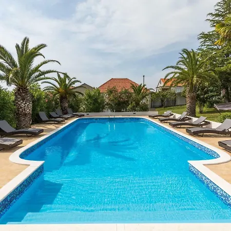 In Near בית נופש